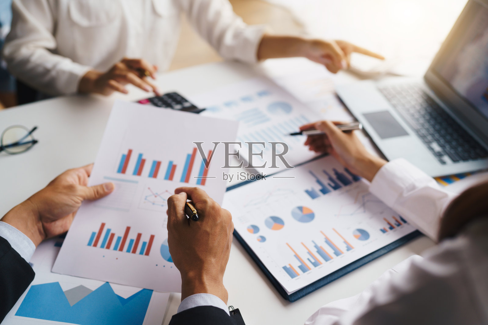 商务人士开会讨论市场形势。企业金融的概念照片摄影图片