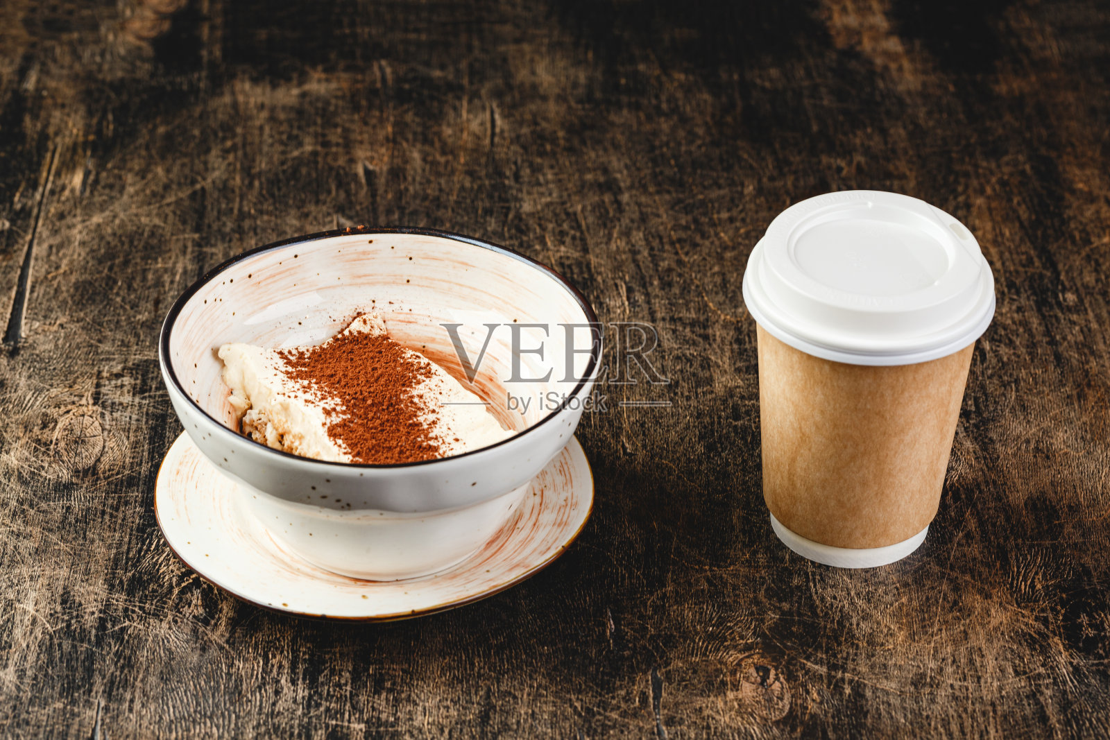 提拉米苏甜点在碗和一次性纸杯饮料在木桌上照片摄影图片