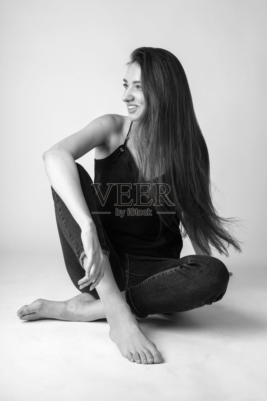工作室肖像美丽的长发女人与牛仔裤照片摄影图片
