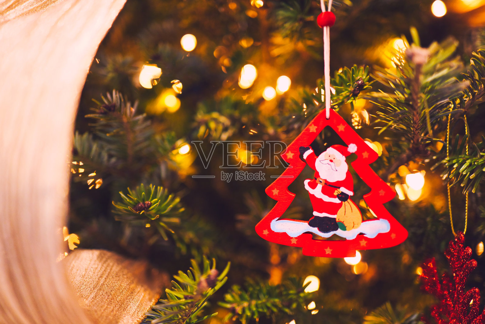 圣诞树上的圣诞装饰品照片摄影图片