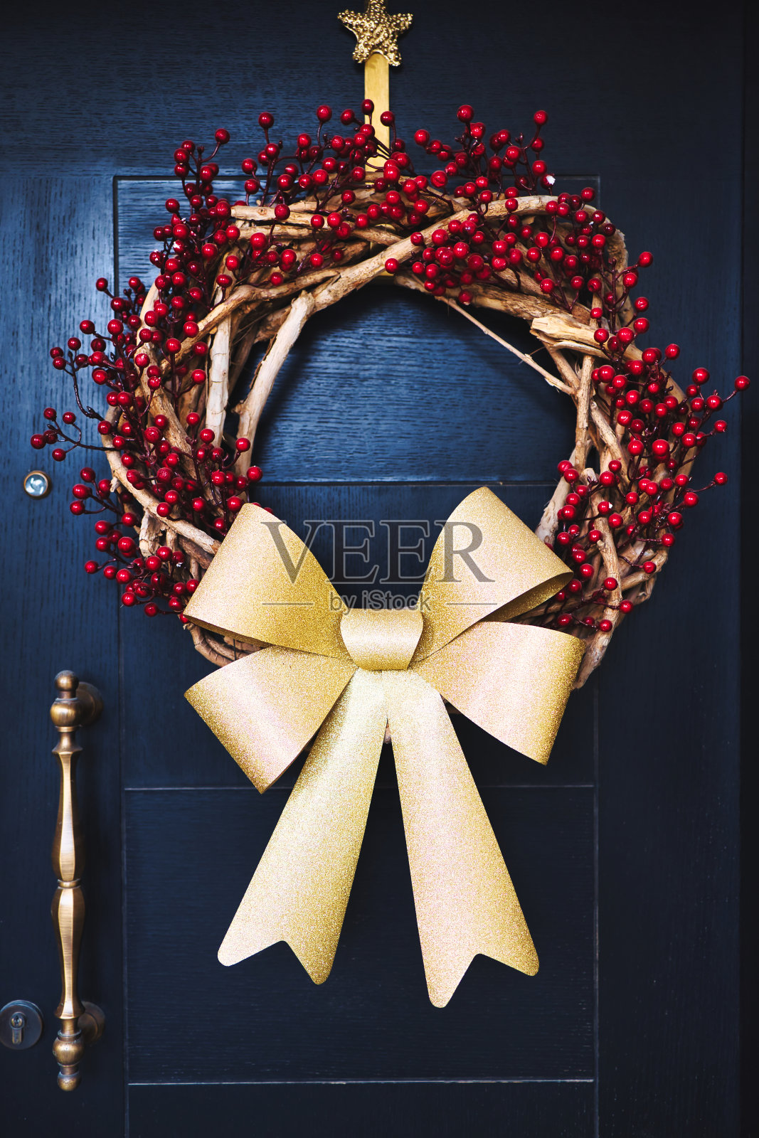 装饰精美的入口花环照片摄影图片