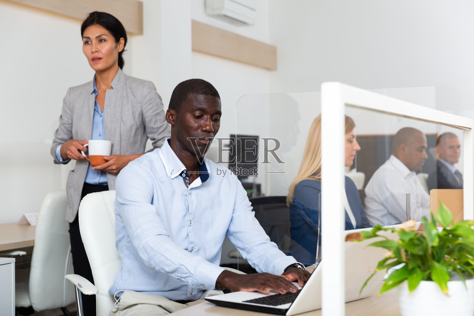 白人房间里的非洲男性快乐商人照片摄影图片