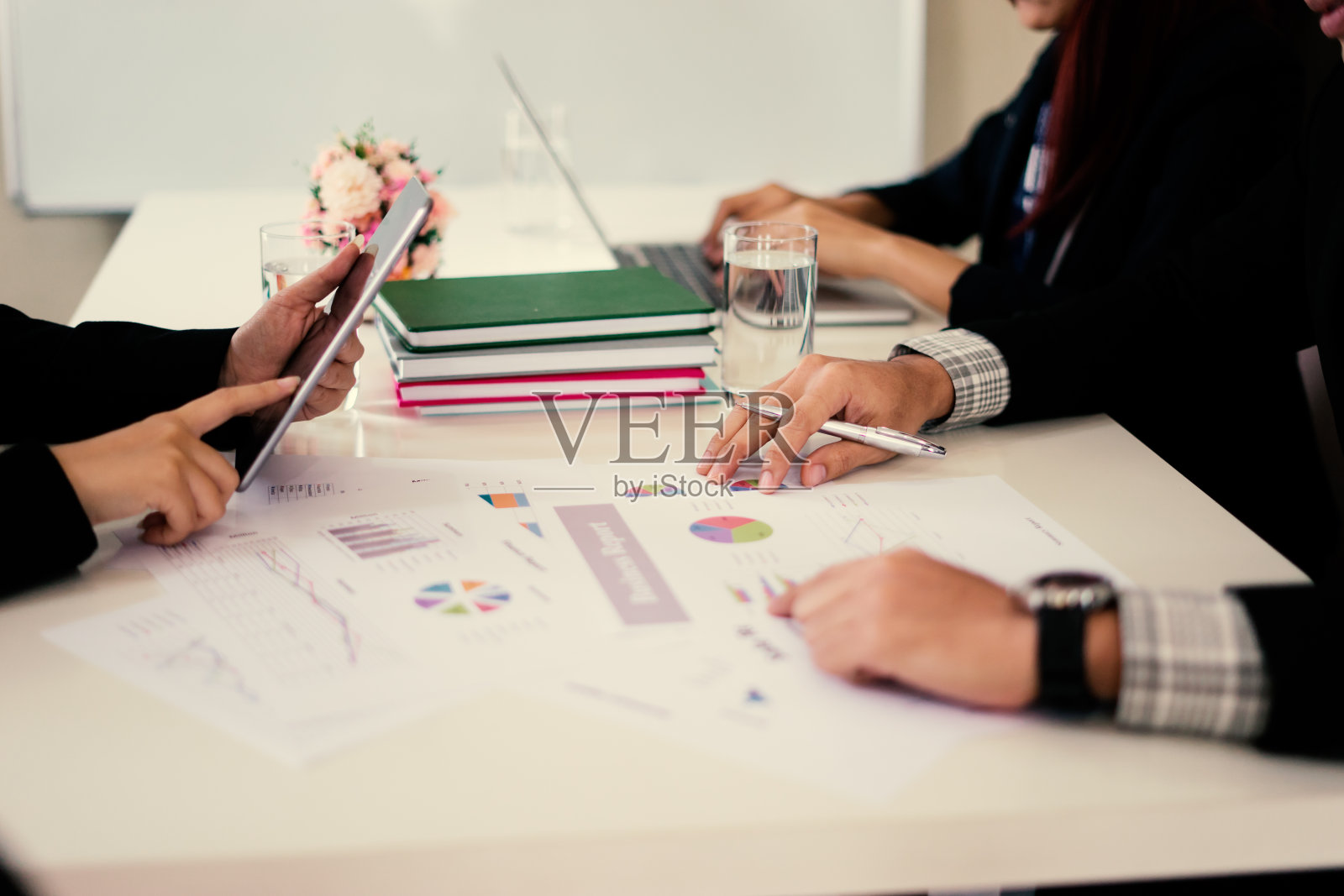 团队合作理念，男人和女人在办公室合作或参与，项目经理会见一个新的创业公司的业务人员。分析商业计划照片摄影图片