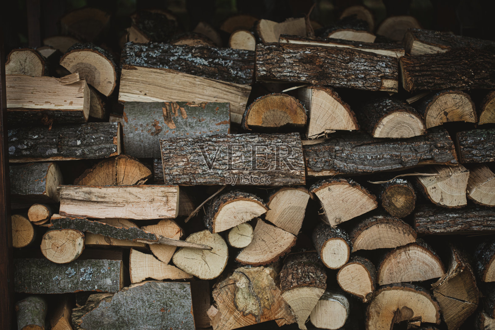 一堆旧柴火作背景。劈柴堆准备过冬照片摄影图片