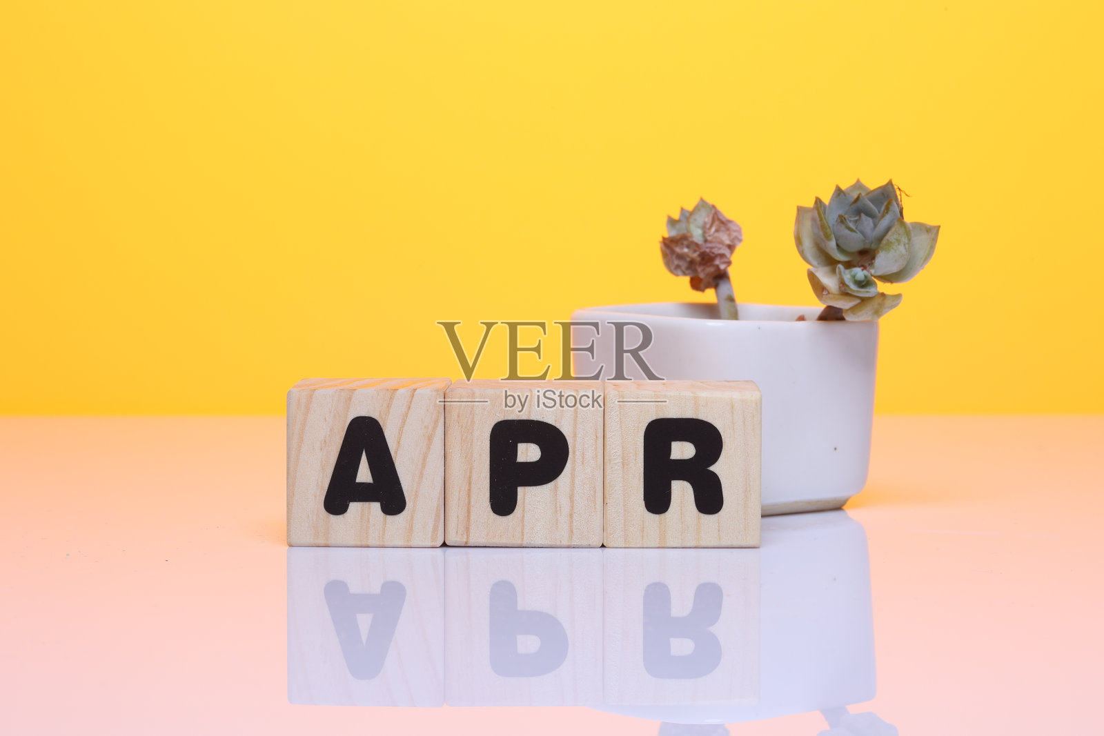 APR字在木块上照片摄影图片