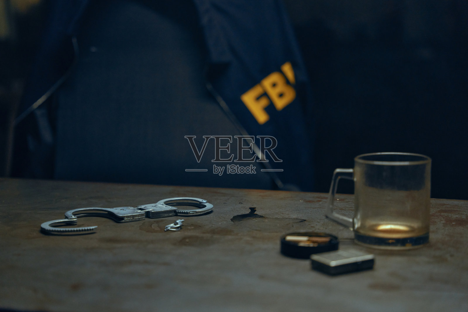 和FBI探员在审讯室照片摄影图片