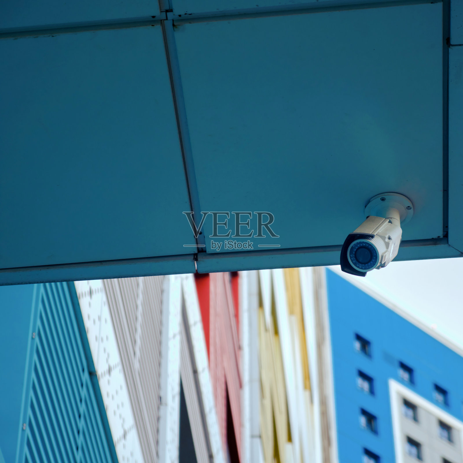 室外监控居民楼入口处的监控摄像头。公寓里的闭路电视照片摄影图片