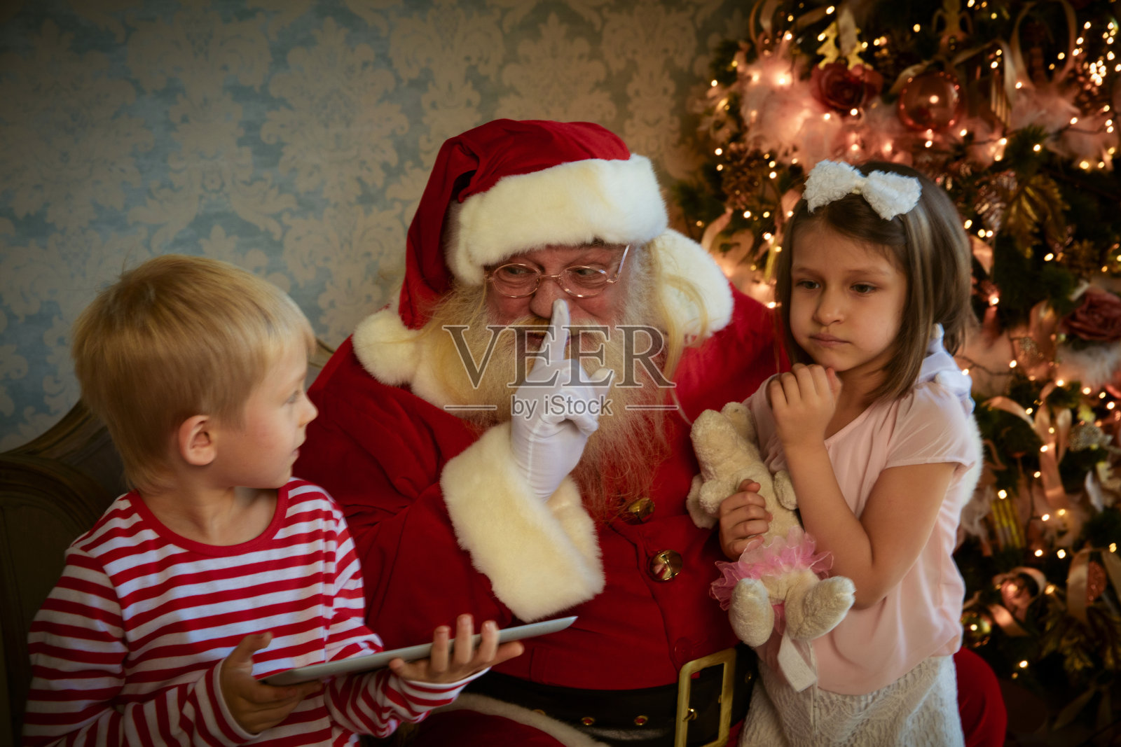 孩子们与圣诞老人交流照片摄影图片