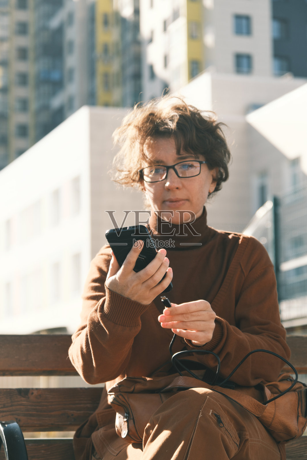 用充电宝装智能手机的女人照片摄影图片