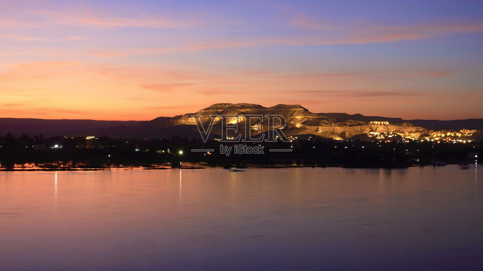 埃及卢克索，尼罗河前的帝王谷日落照片摄影图片