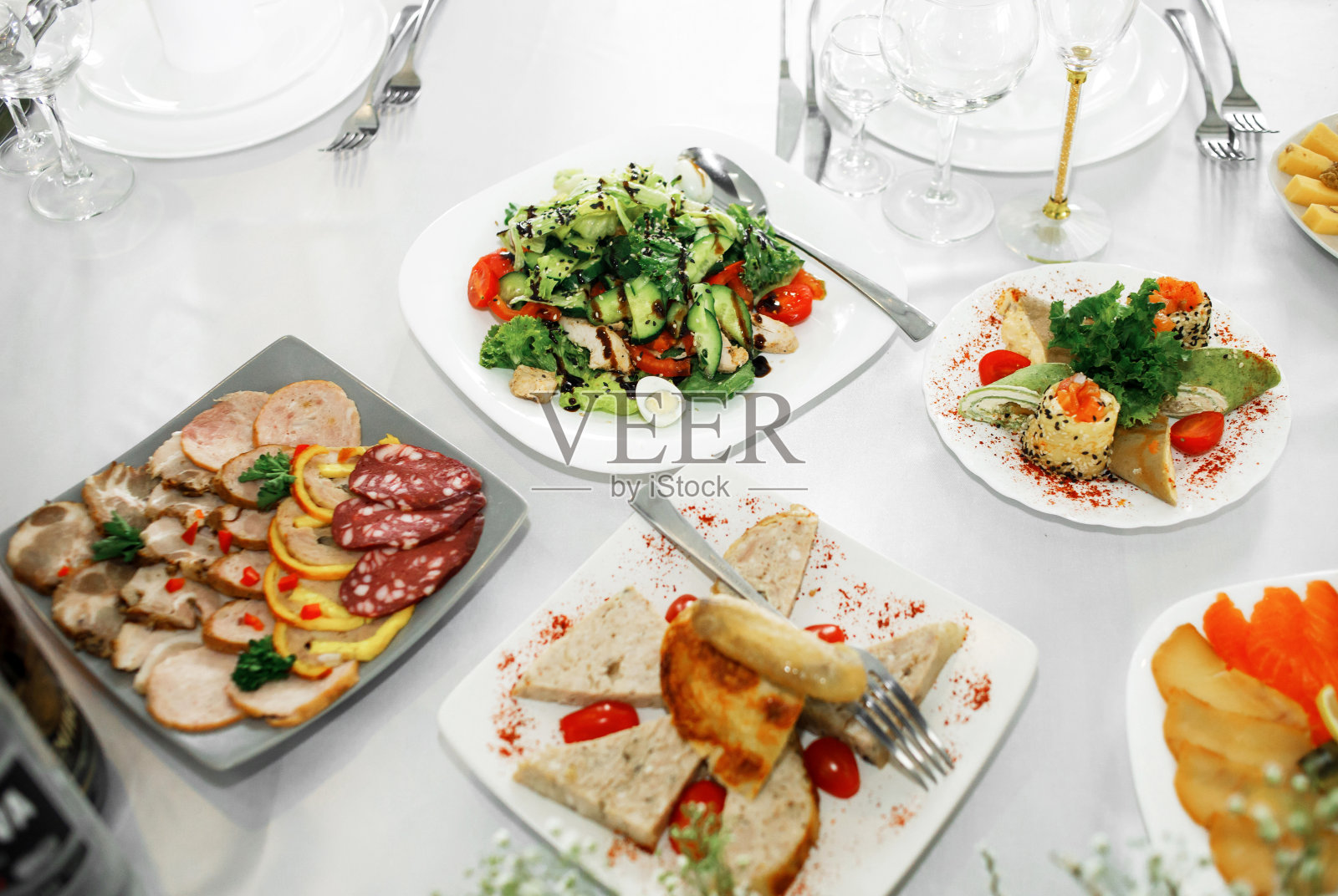 宴会桌上的鱼菜、标志、小吃、蔬菜照片摄影图片