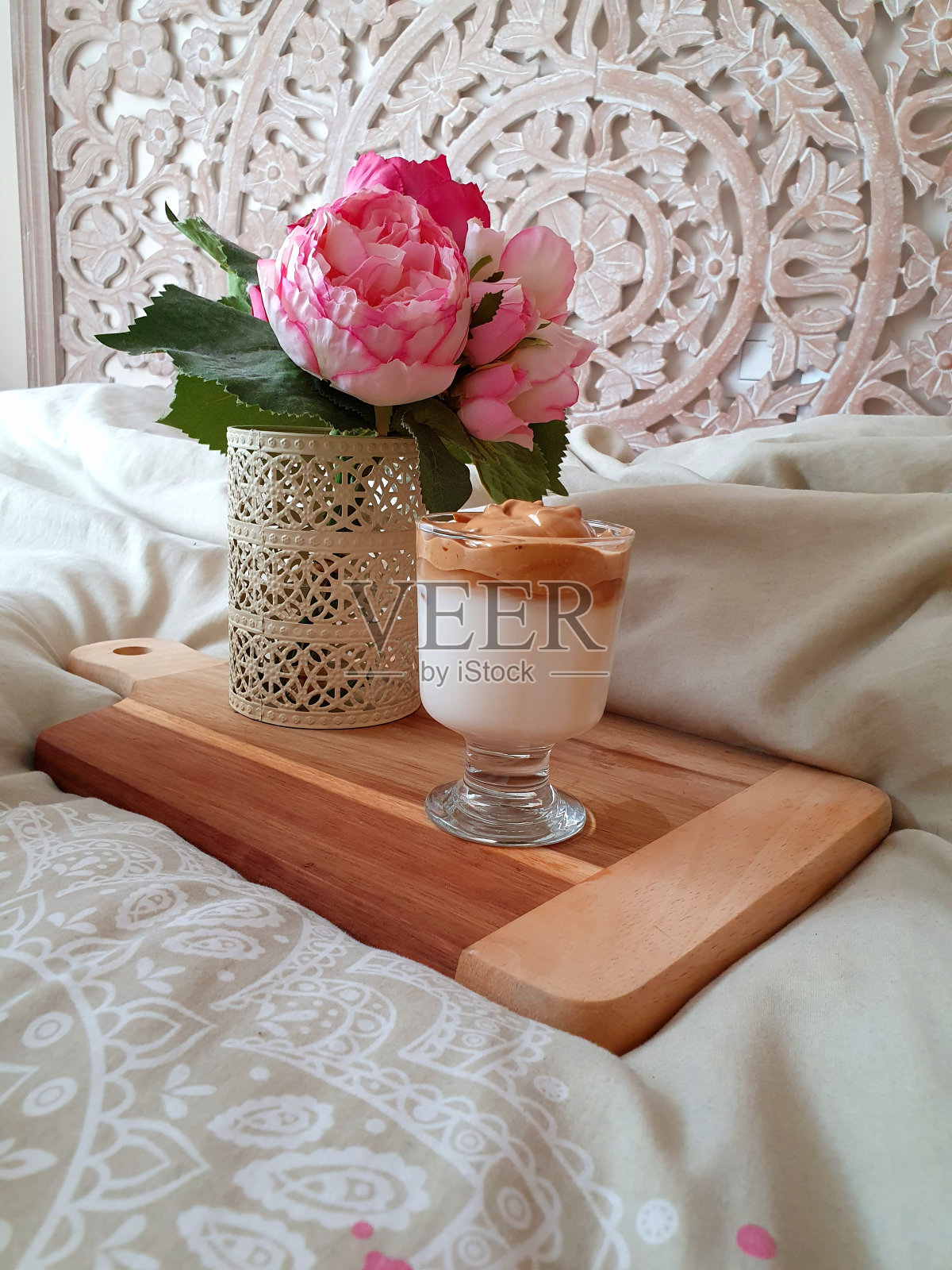 床上放着朵花的达尔戈纳咖啡照片摄影图片