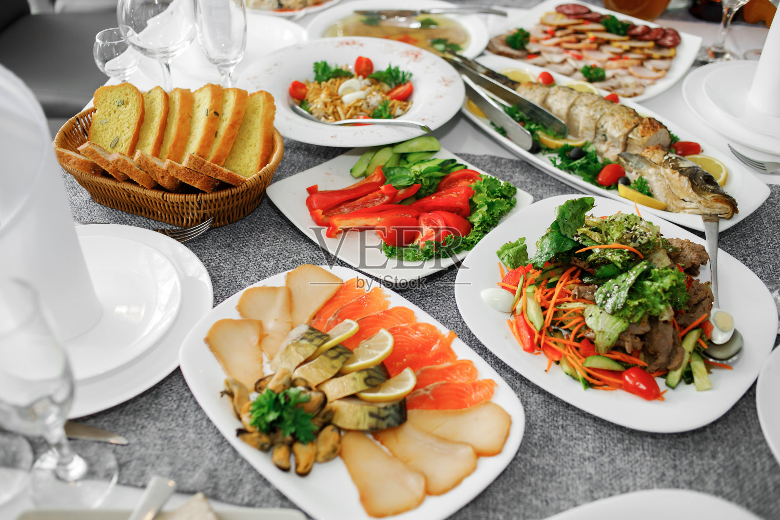 宴会桌上的鱼菜、标志、小吃、蔬菜照片摄影图片