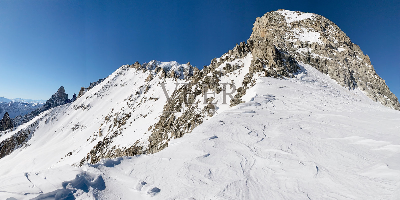 Monte Blanc冰川来自意大利Courmayeur镇Pointe Helbronner照片摄影图片