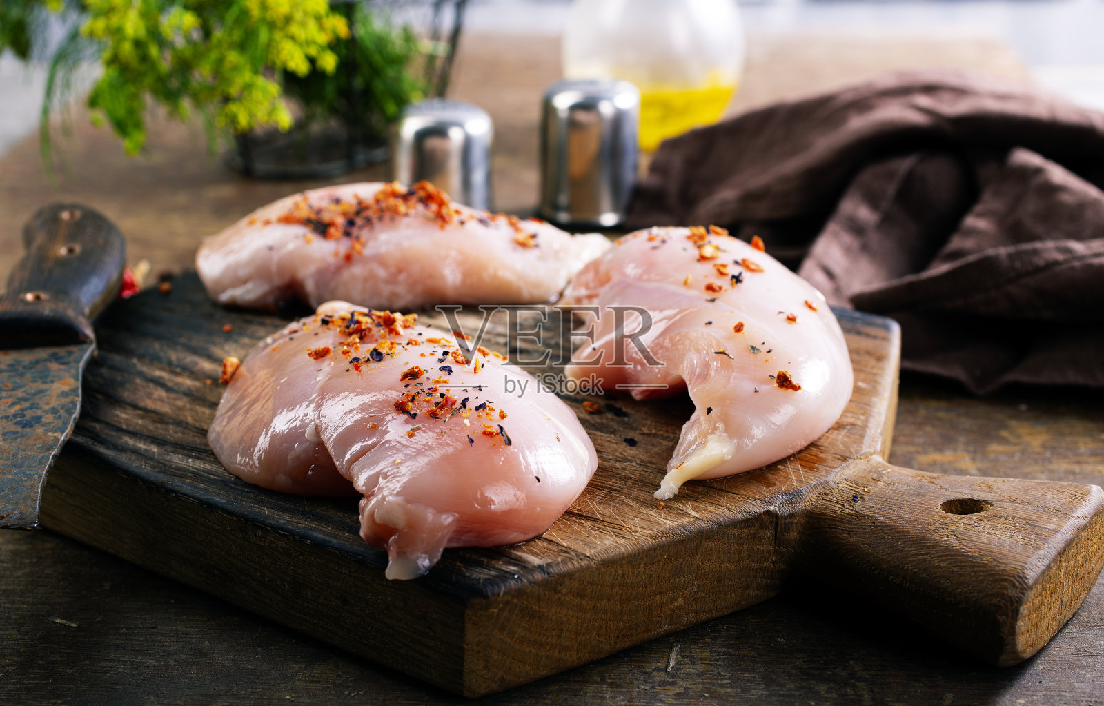 生鸡肉肉片在木制背景俯视图照片摄影图片