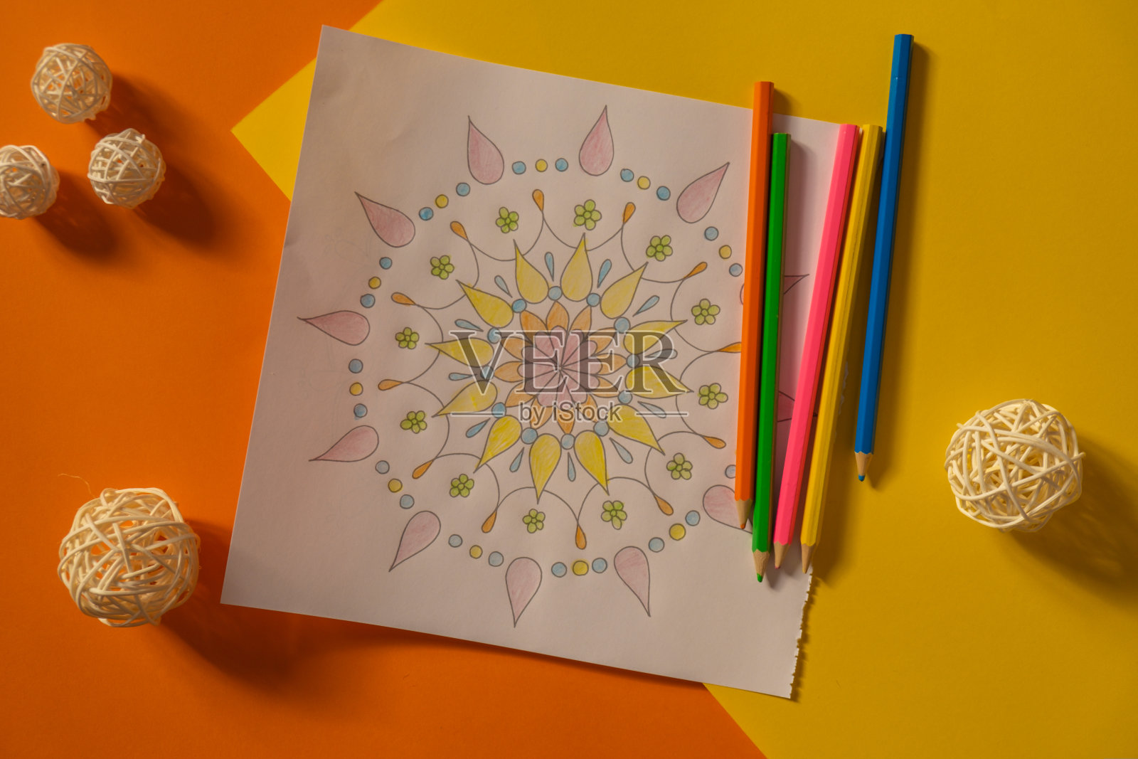 曼荼罗抗压力页面，以对抗压力。放松，爱好，心理健康和艺术治疗。涂色页面的冥想过程。艺术的自我表达照片摄影图片