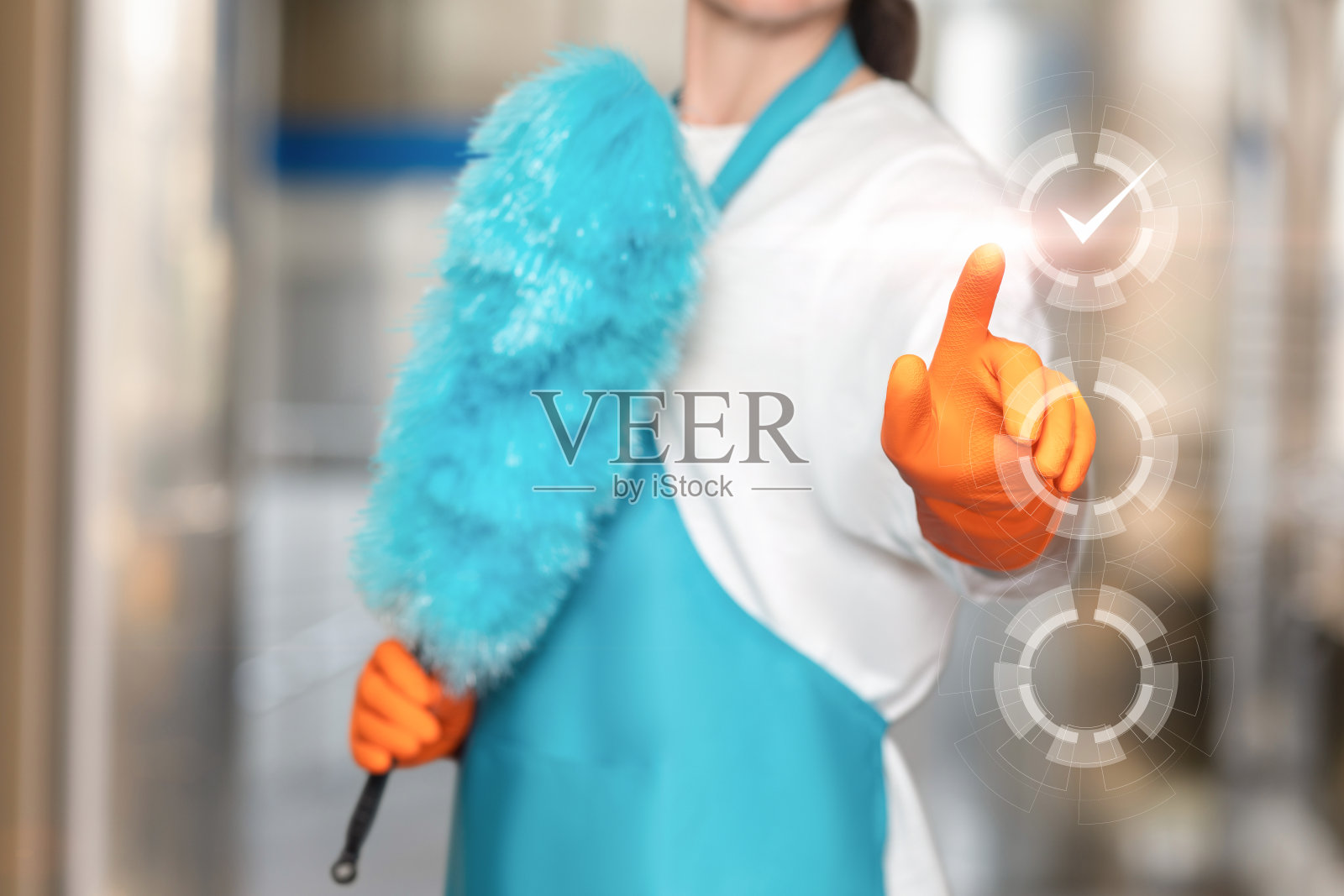 清洁女工在虚拟屏幕上点击完成的工作。照片摄影图片