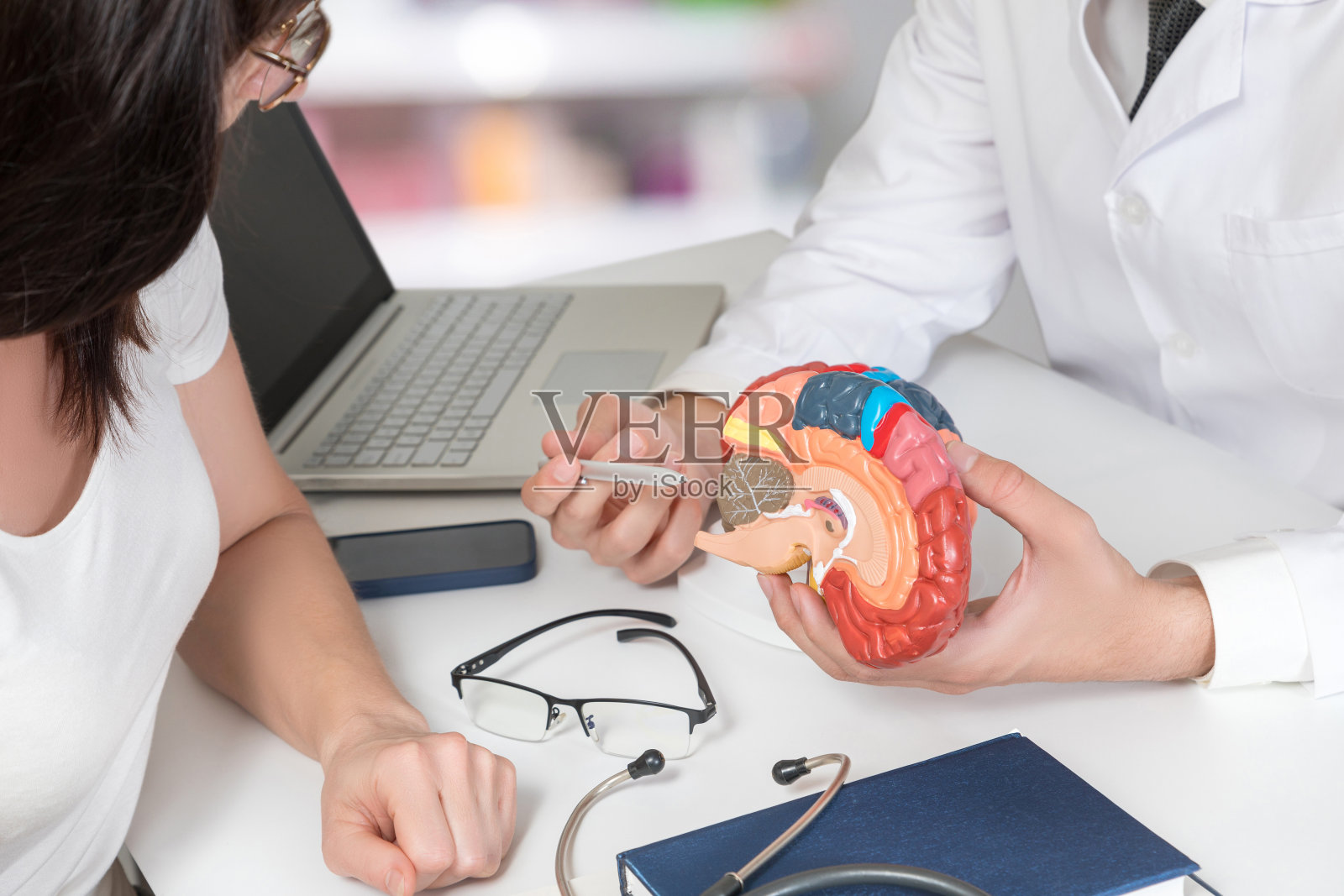 医生向病人解释大脑功能。照片摄影图片