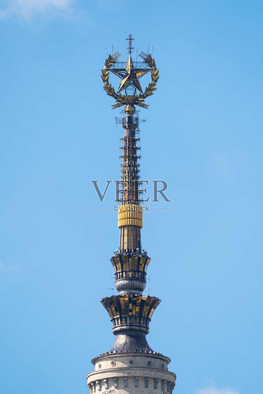 莫斯科国立大学的尖顶和塔顶上有一颗星星和一个温度计照片摄影图片