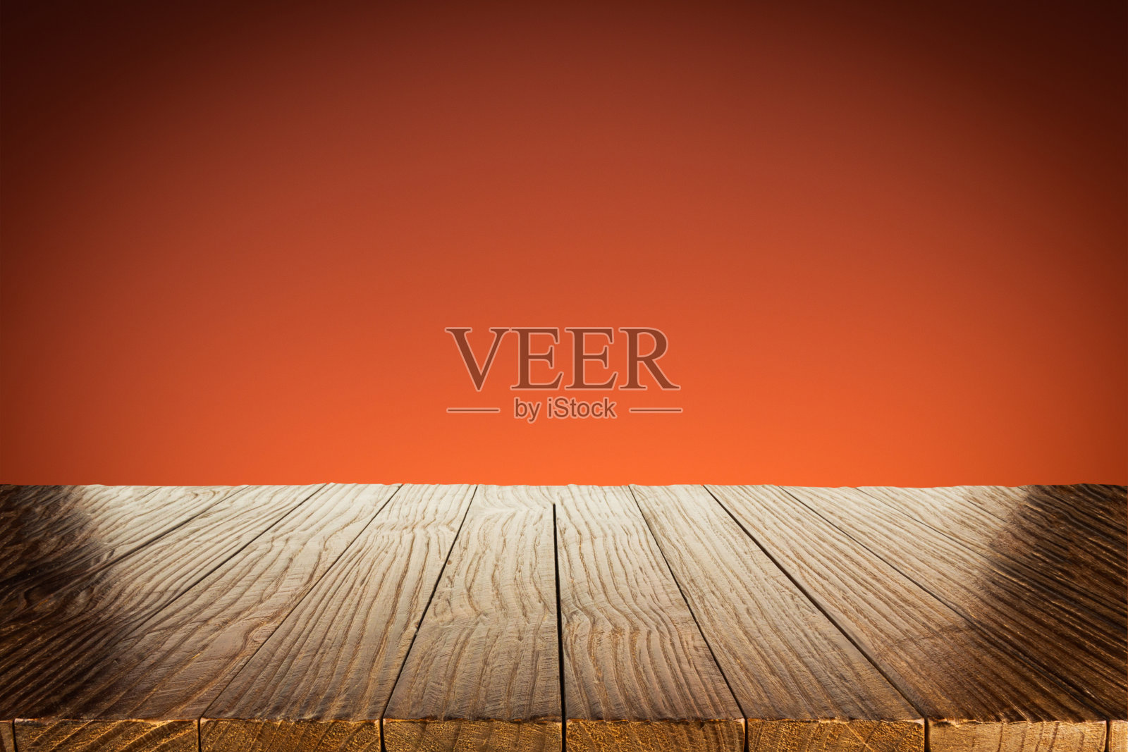 空木桌与橙色背景和小插图。产品显示模板。照片摄影图片