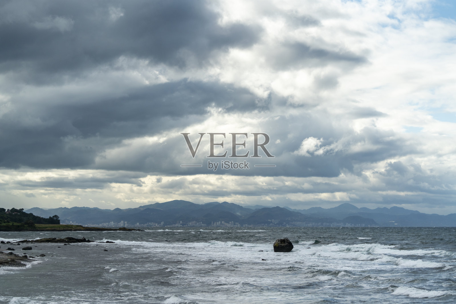 岩石海滩上的巨浪照片摄影图片