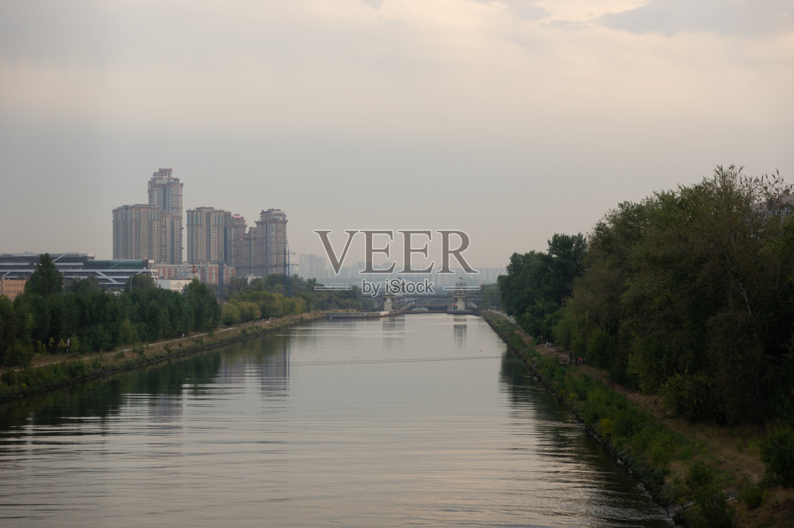 希姆基运河附近的河锁林地就在运河岸边照片摄影图片
