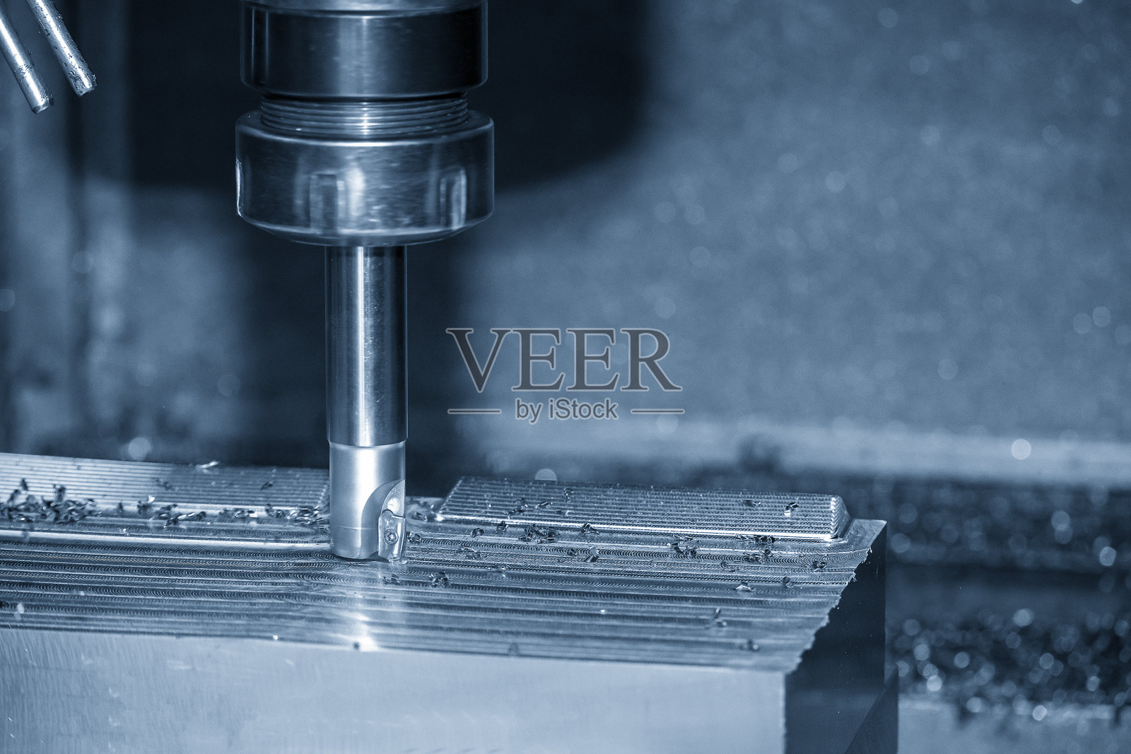 特写数控铣床用可转位刀具粗切注塑模具零件的场景。照片摄影图片