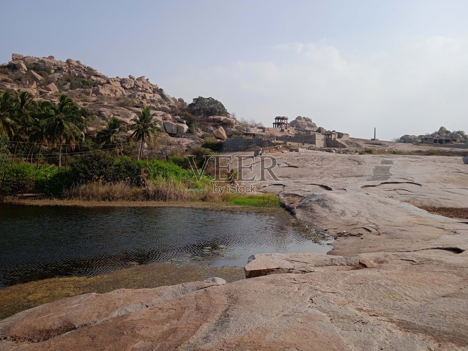河流和岩石，风景优美，和平的地方，绿色植物。照片摄影图片