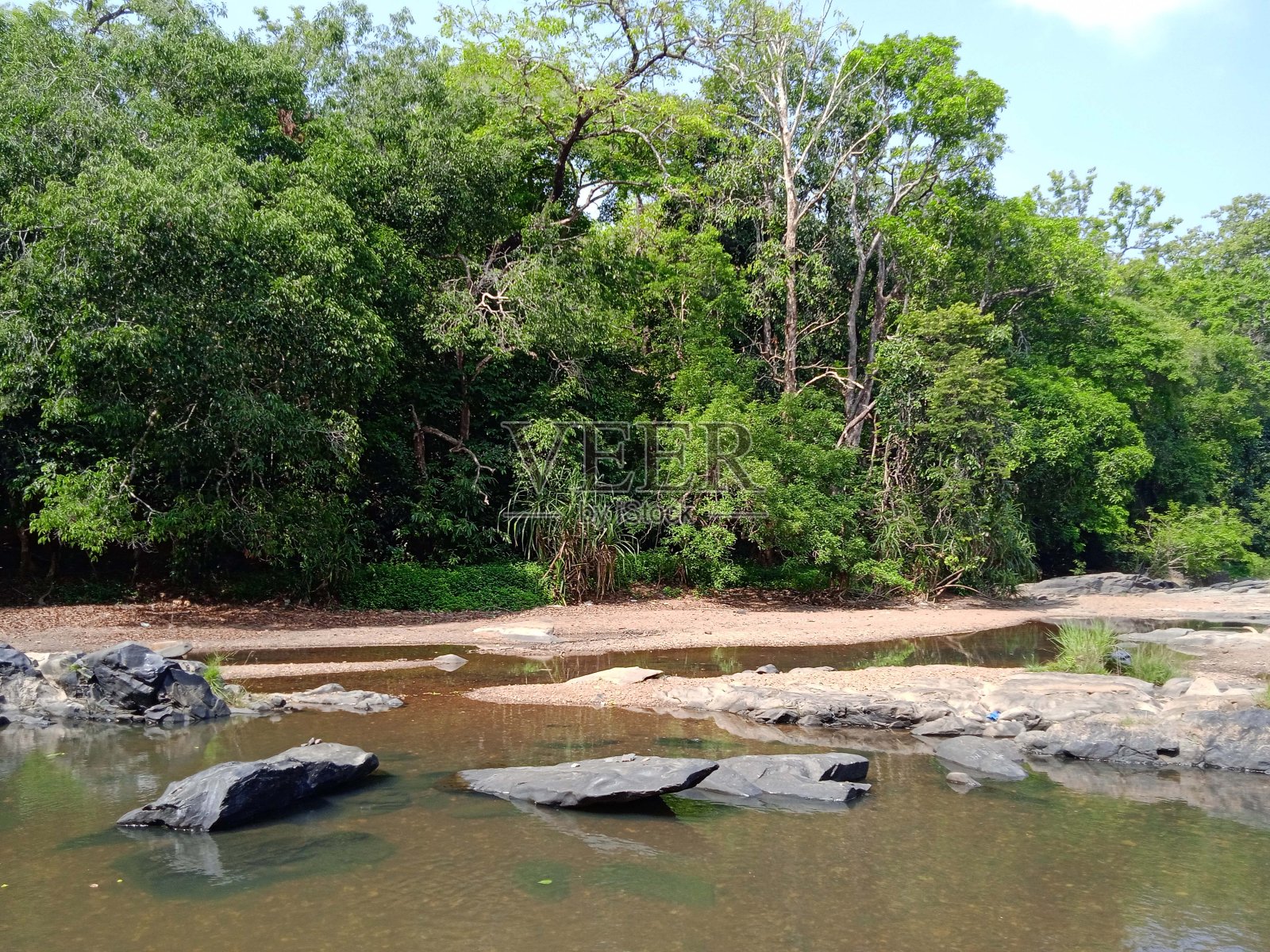 河流和岩石，风景优美，和平的地方，绿色植物。照片摄影图片