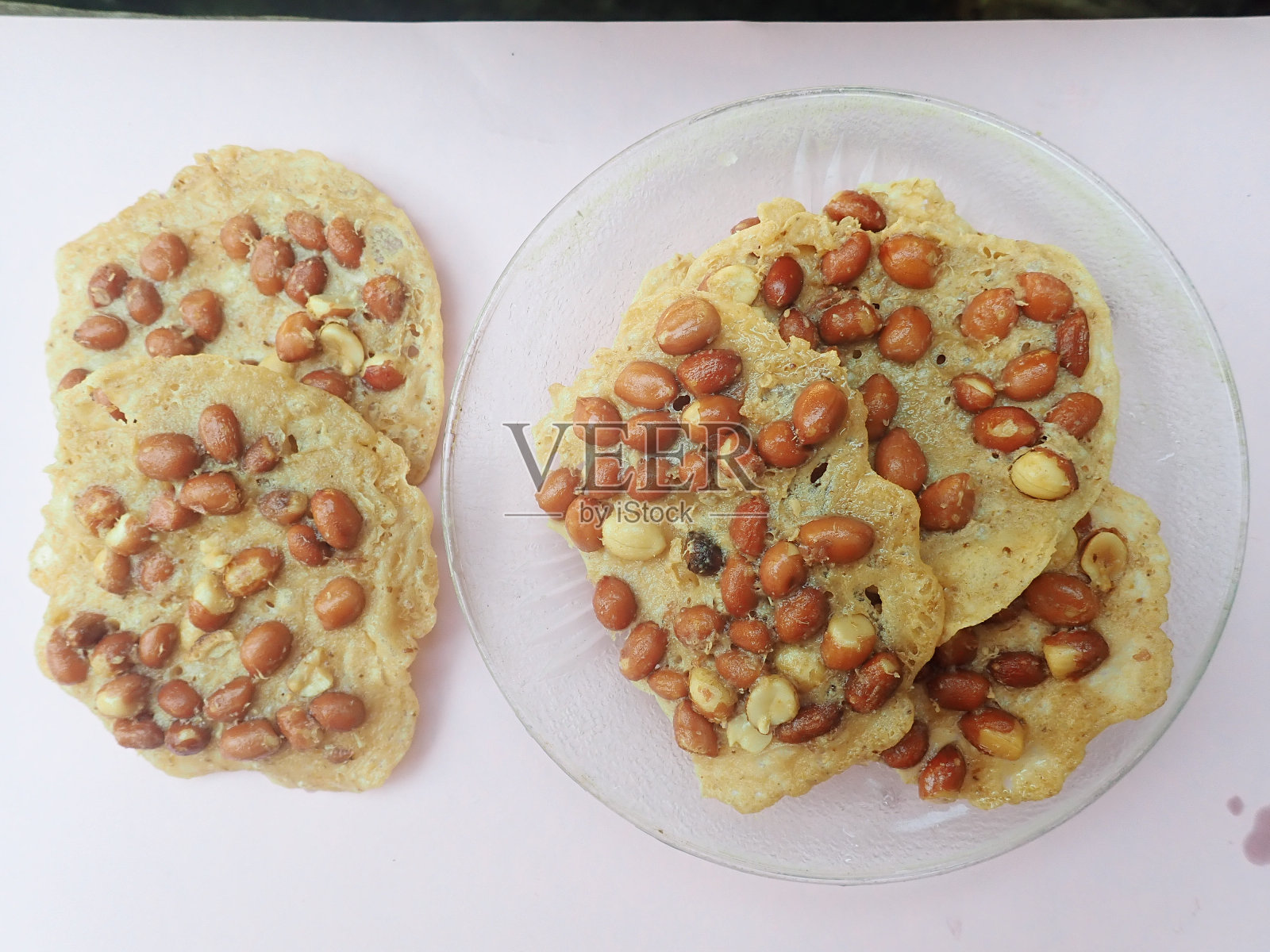 自制的印尼Peyek Kacang(花生糖)，松脆可口，是很好的零食照片摄影图片