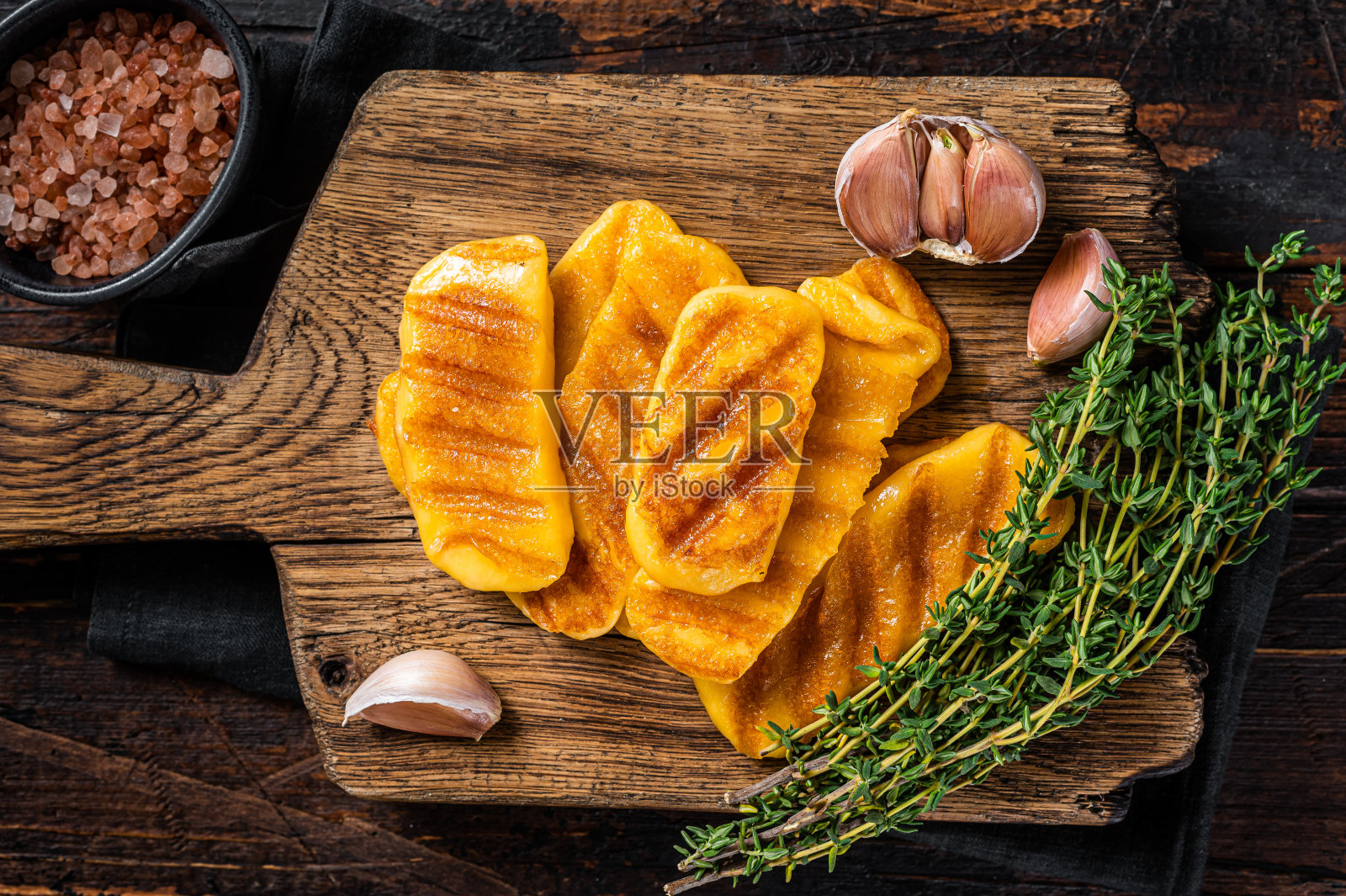 烤哈罗米奶酪配香草和百里香。木制背景。俯视图照片摄影图片