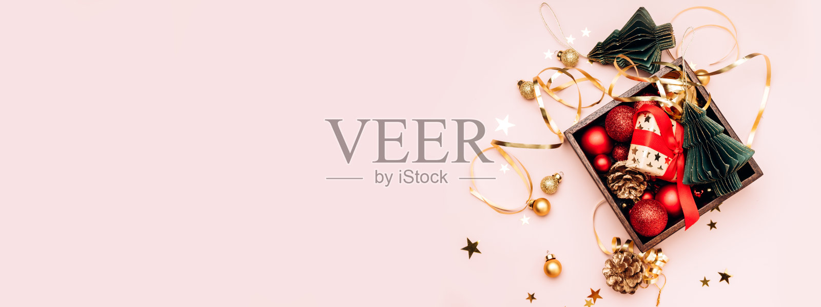 2023年圣诞新年节日节日装饰球和圣诞树在粉红色的背景照片摄影图片