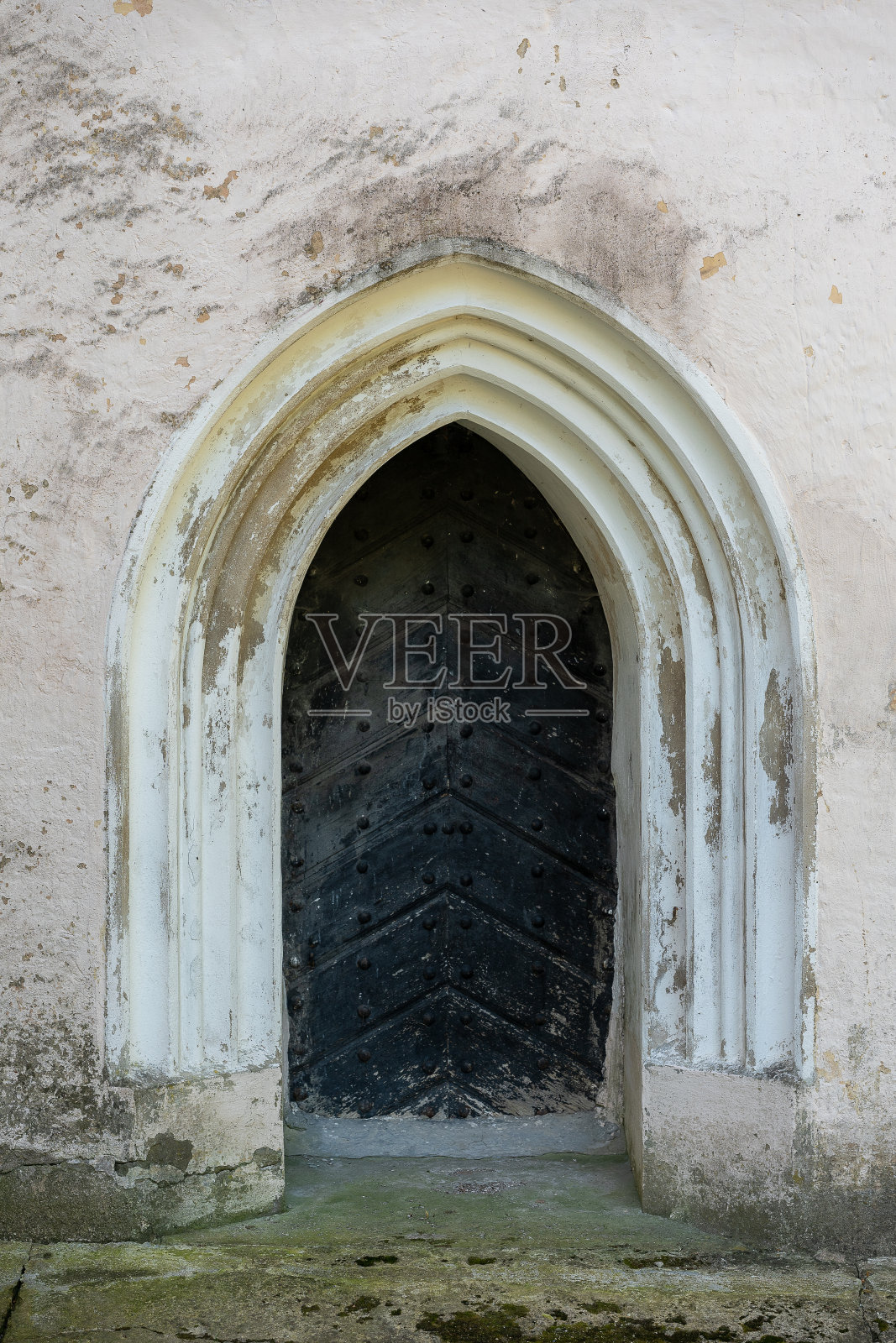 教堂入口的旧门。照片摄影图片