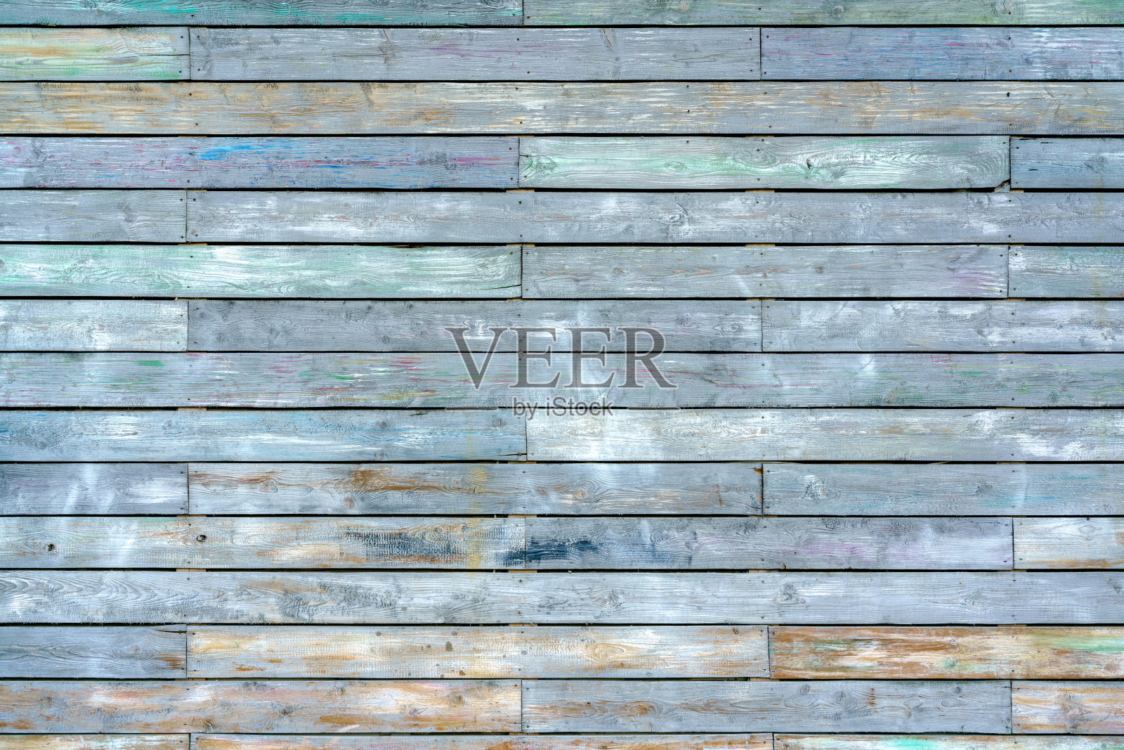 墙上的古董板上覆盖着褪色的油漆。照片摄影图片