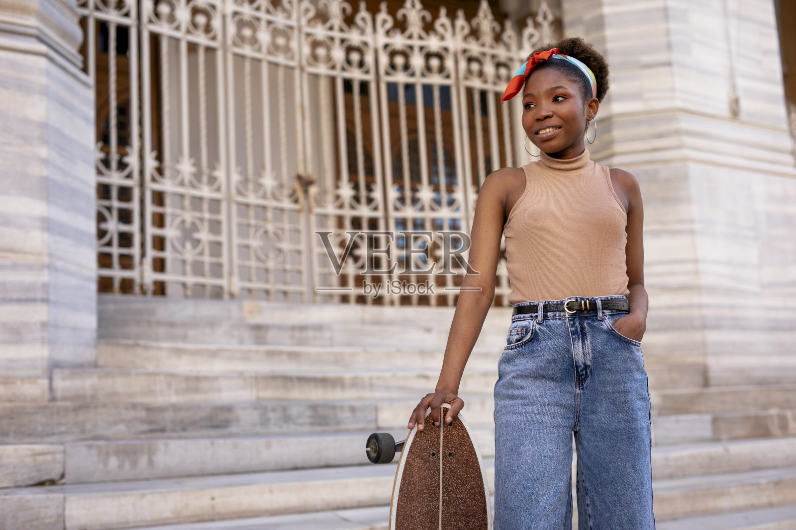 年轻时髦的女人与滑板户外照片摄影图片