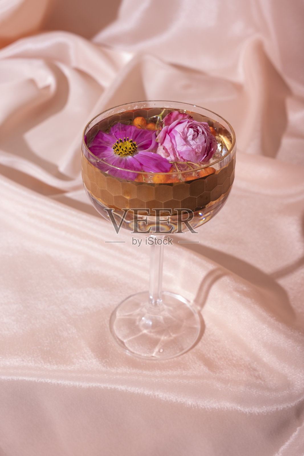 秋天静物从玻璃饮料与山灰和干燥的叶子折叠织物背景。极简创意秋季概念照片摄影图片