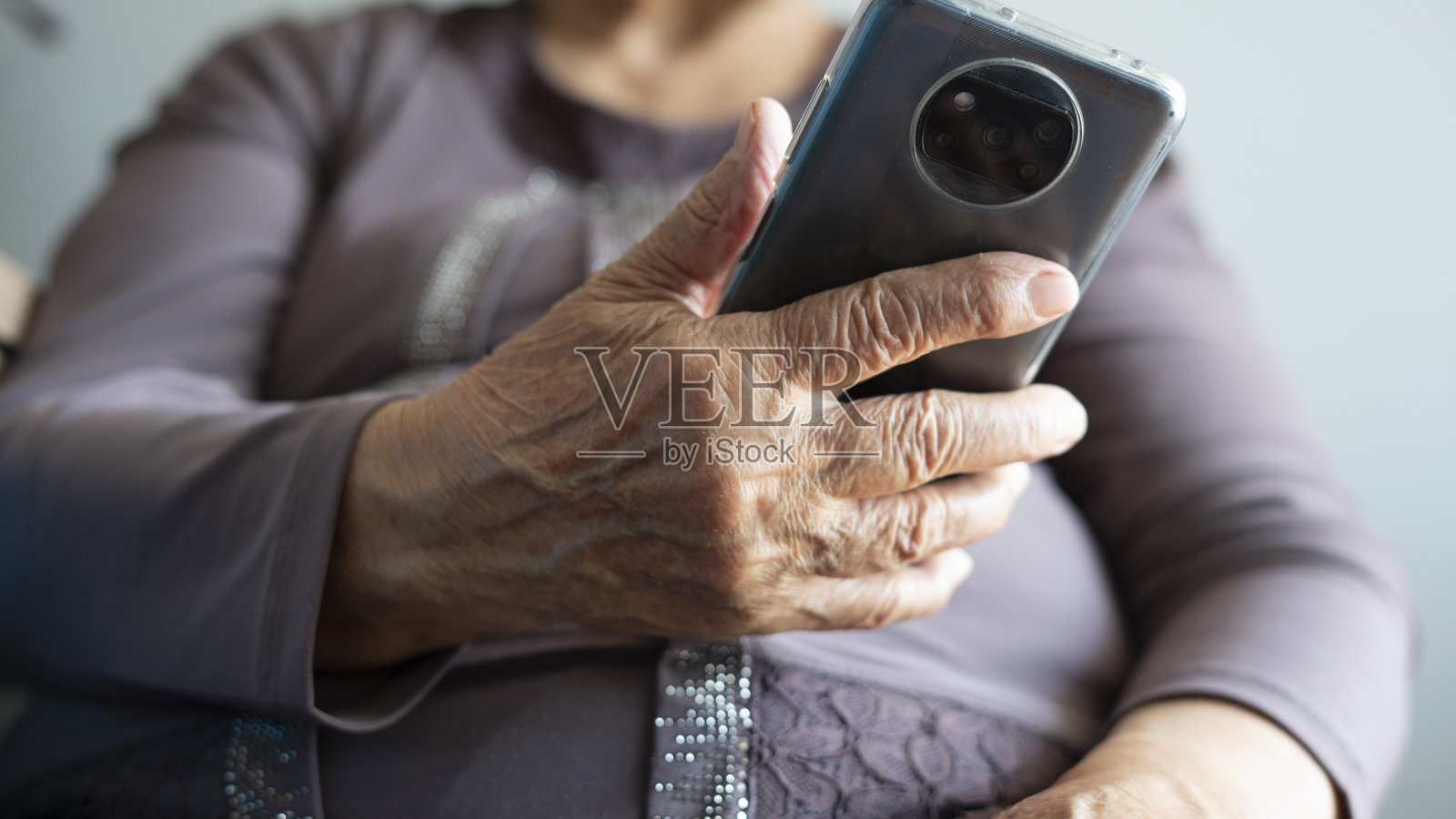 老妇人使用智能手机照片摄影图片