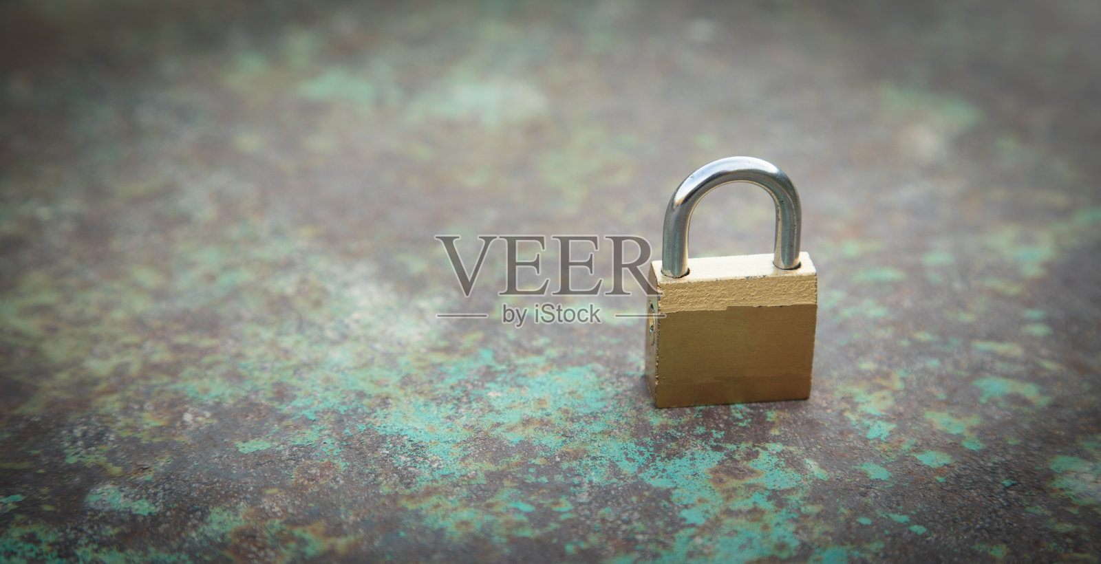 挂锁在肮脏的金属背景。照片摄影图片