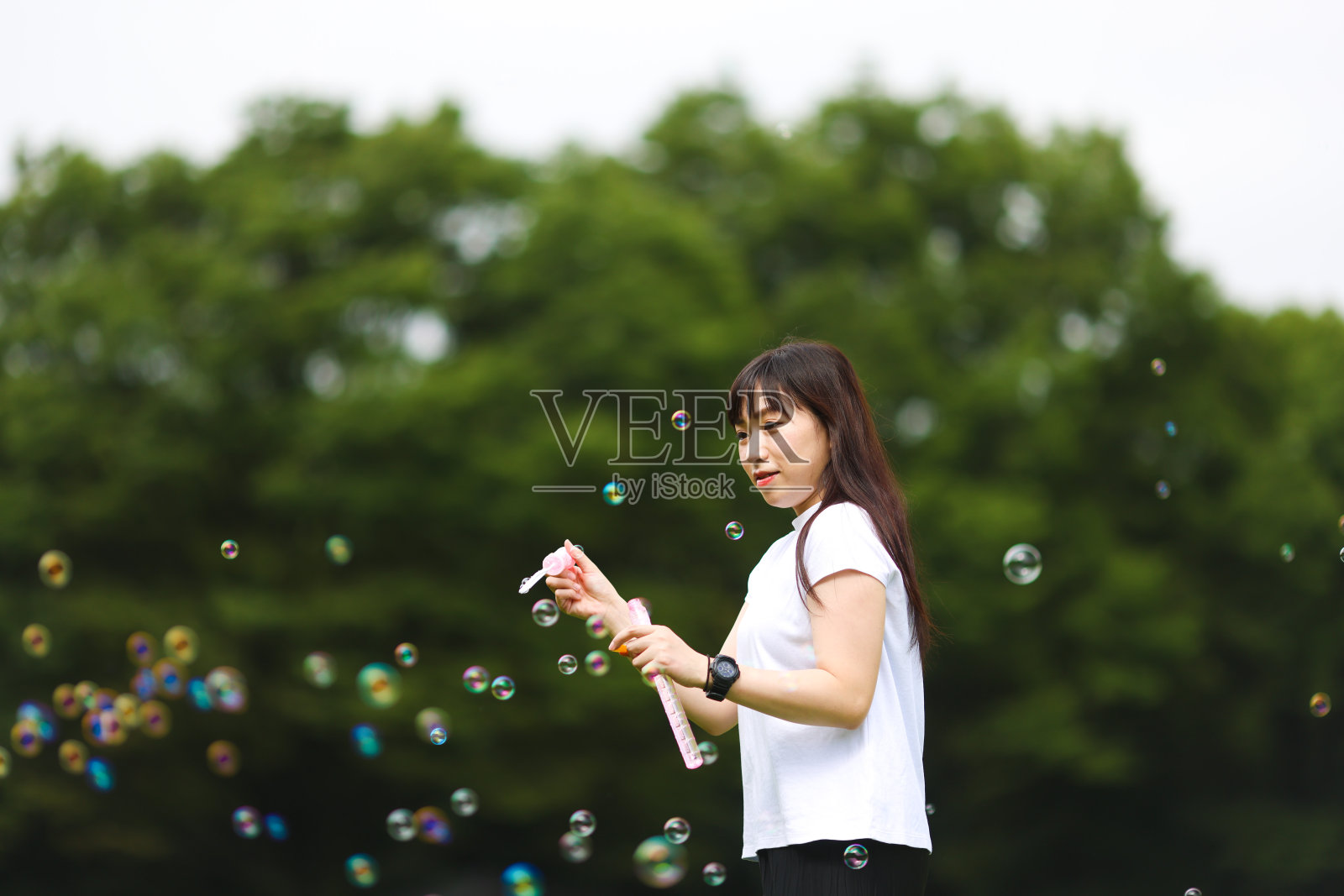 妈妈和女儿在公园里玩肥皂泡照片摄影图片