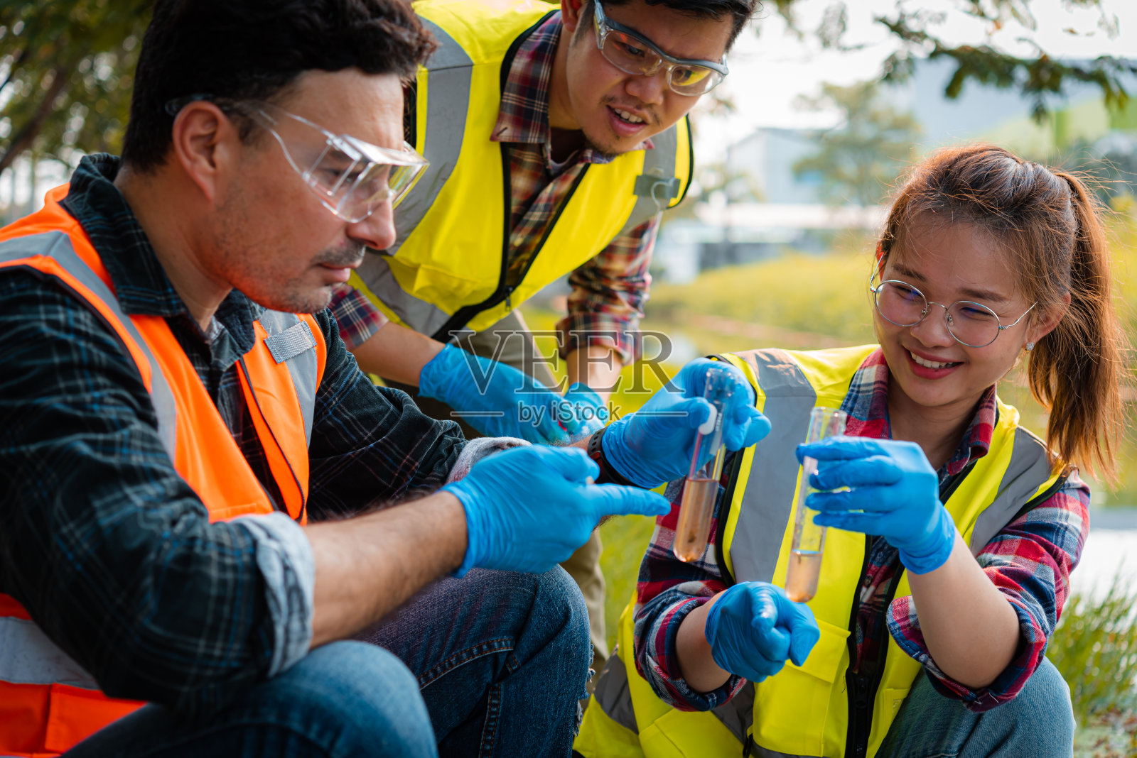 科学家团队收集水样本，用于分析和研究水质与环境，以拯救地球照片摄影图片
