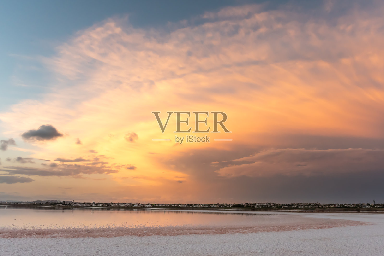 托雷维耶哈几乎干涸的盐滩上的日落照片摄影图片