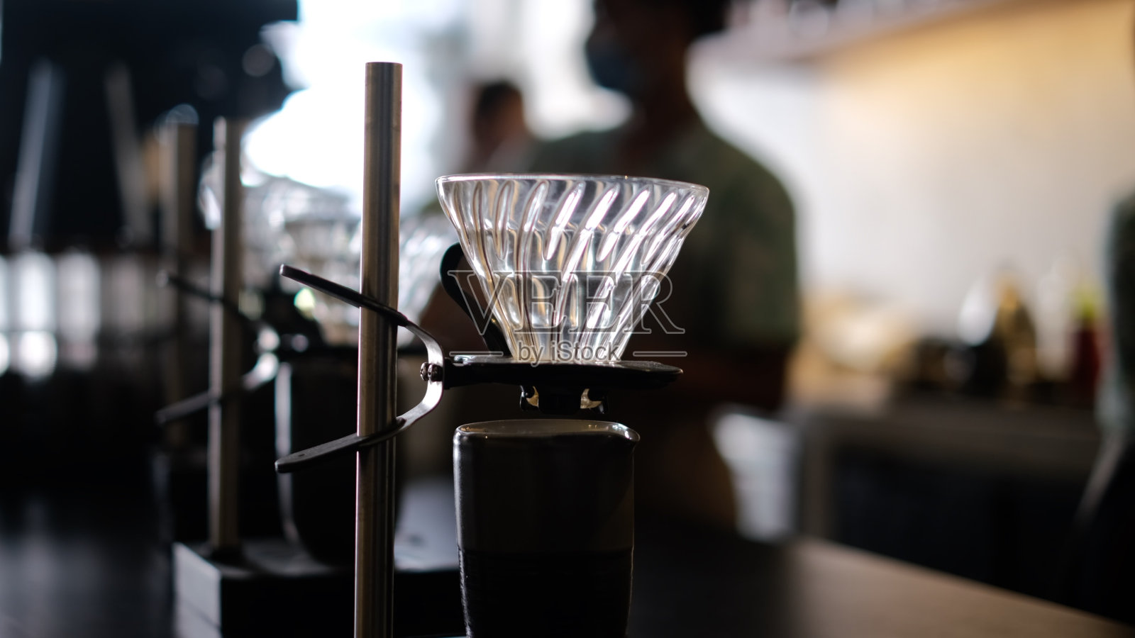 市中心时尚咖啡馆的另类咖啡冲泡方式，现代咖啡文化与潮流。在这里你可以喝到真正的咖啡，专业的咖啡师为你准备最好的咖啡。照片摄影图片