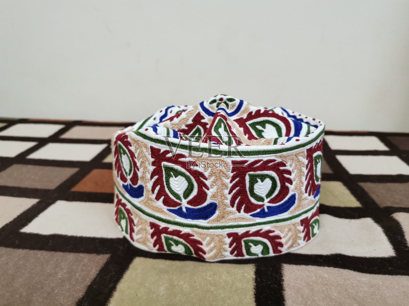 白色背景下的传统阿曼帽子照片摄影图片