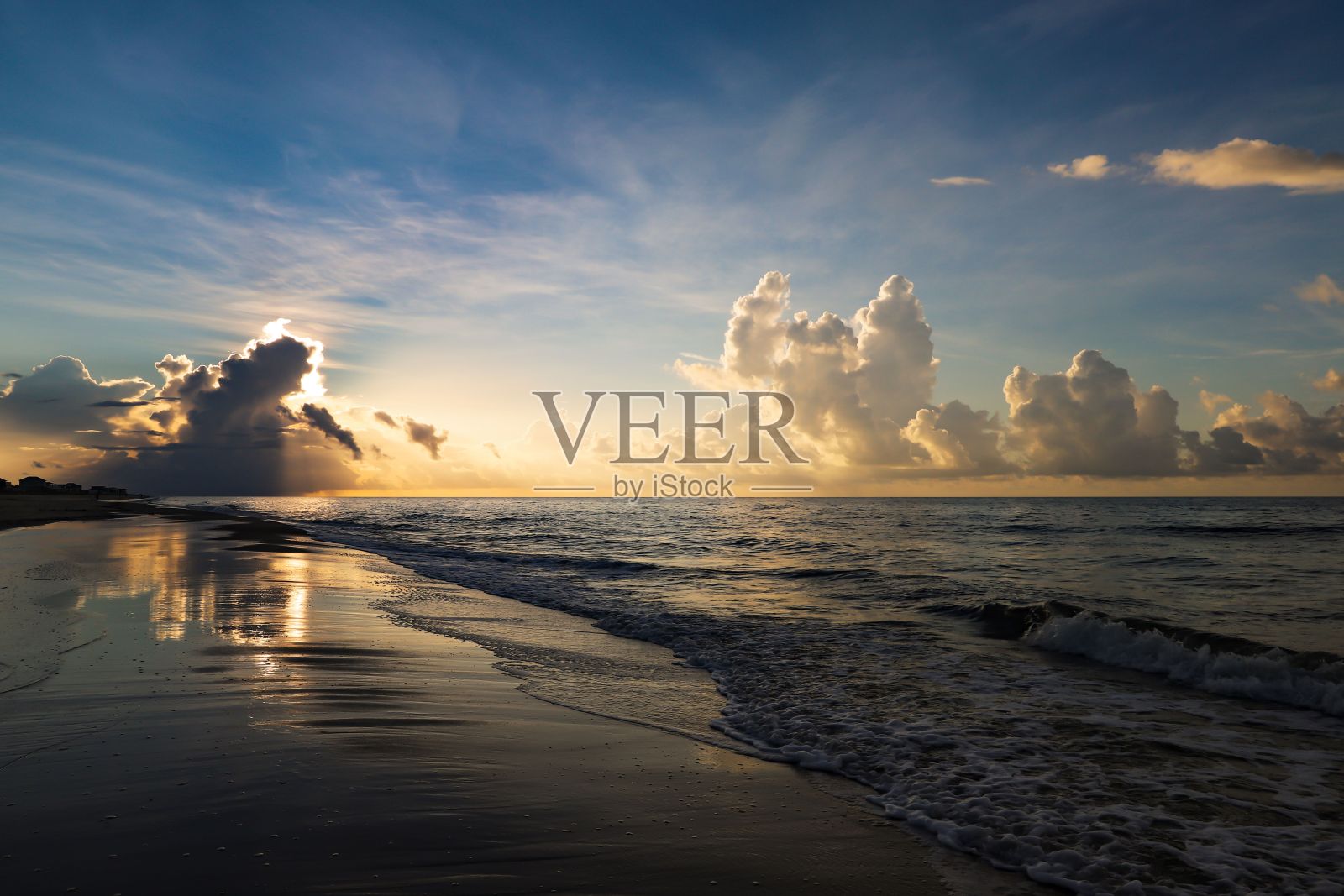 日落时沙滩海岸线的迷人镜头照片摄影图片