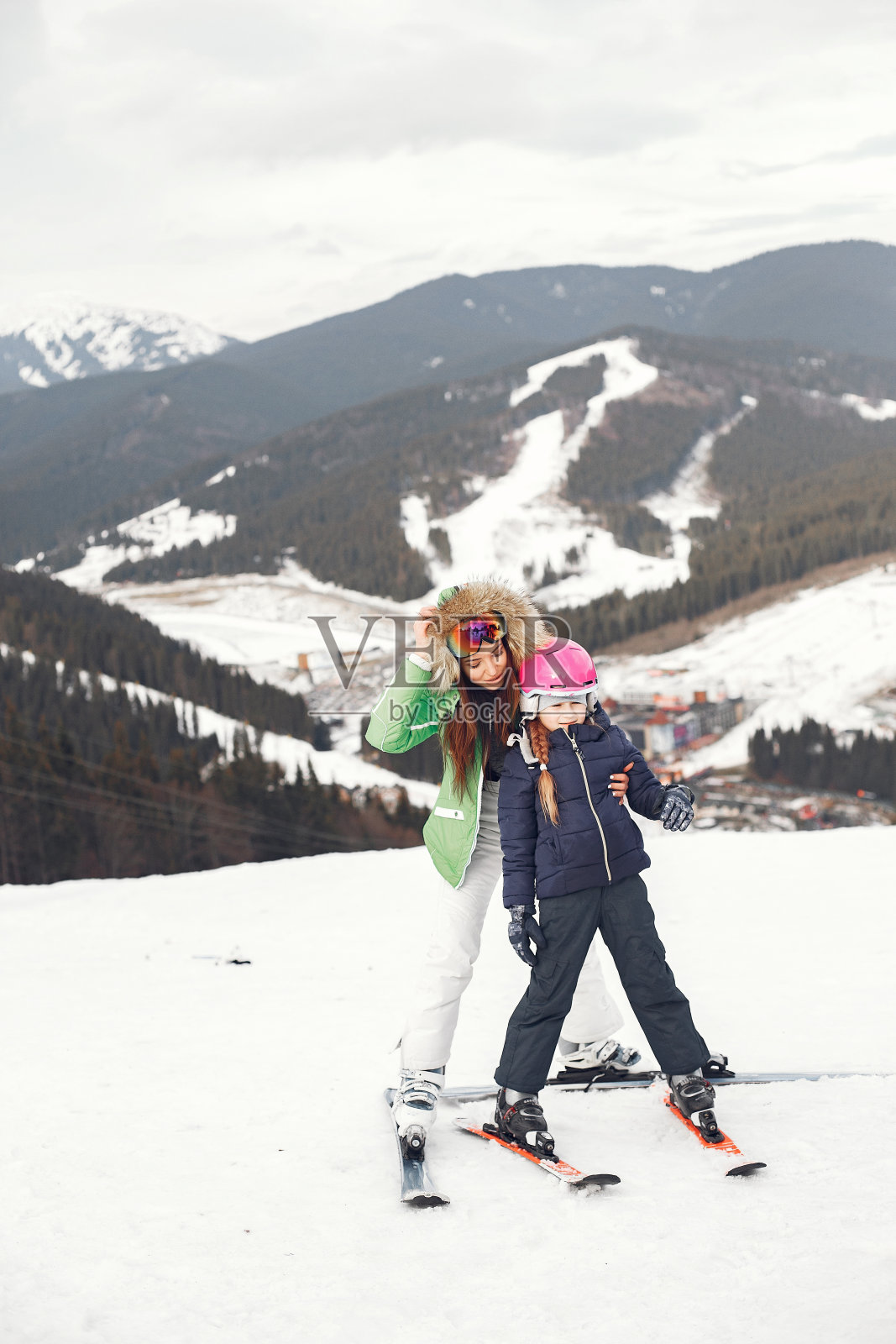 冬天的一天，一家人在滑雪场照片摄影图片