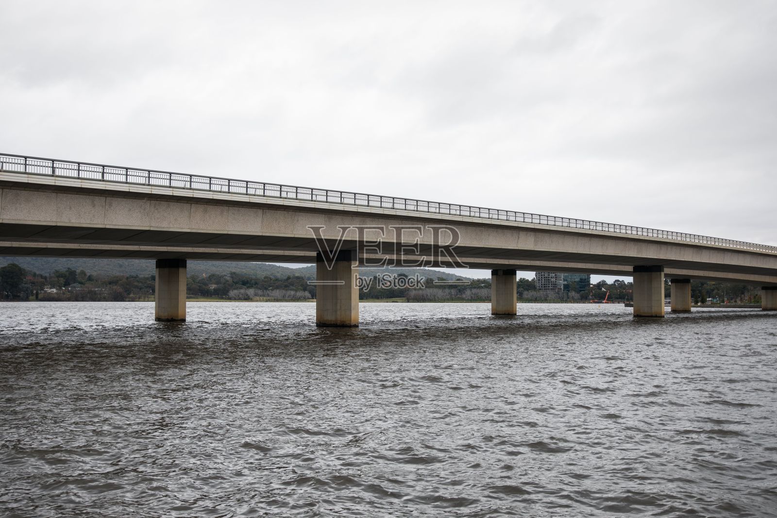 现代建筑大厅的垂直镜头照片摄影图片