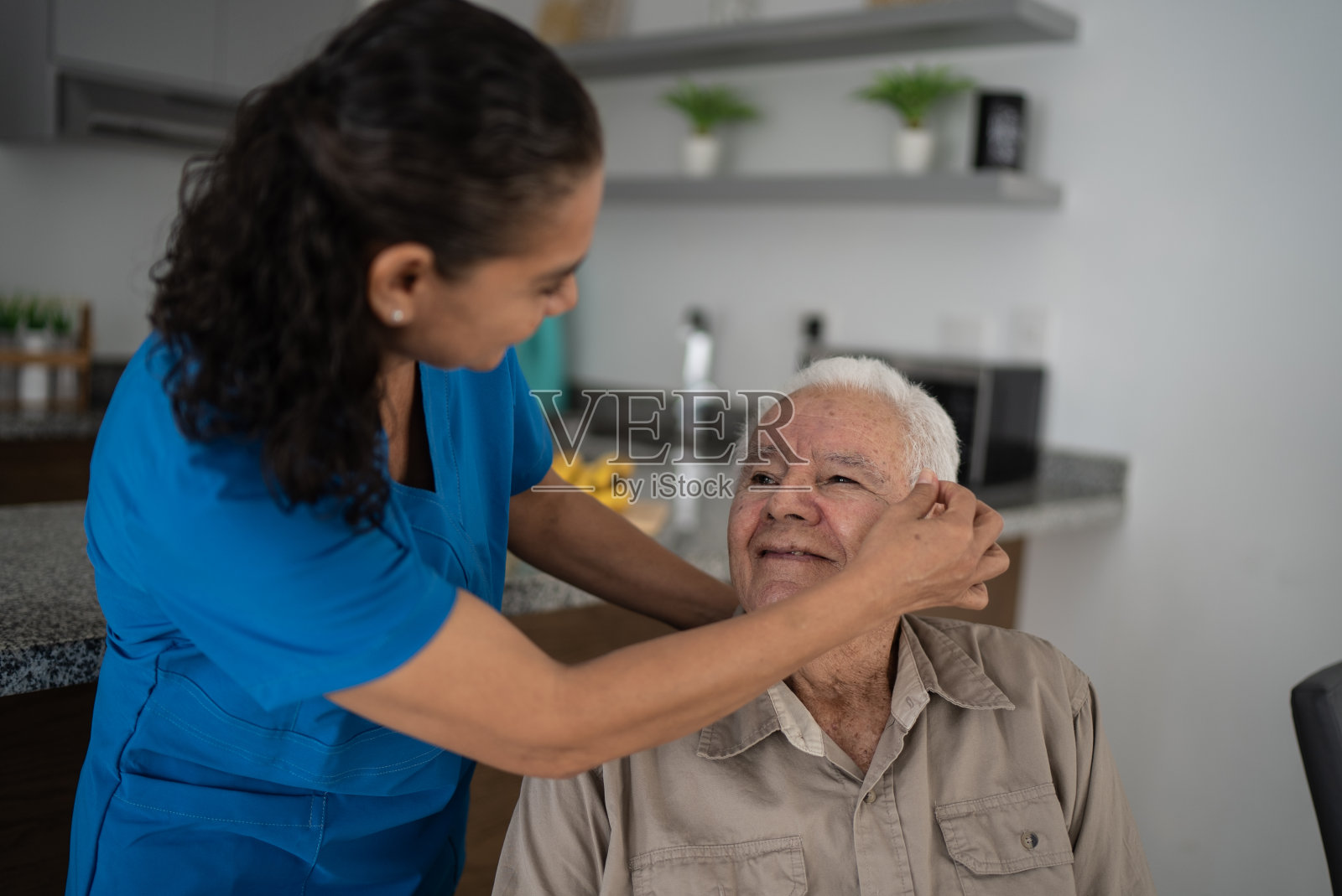 护士在家照顾老人照片摄影图片