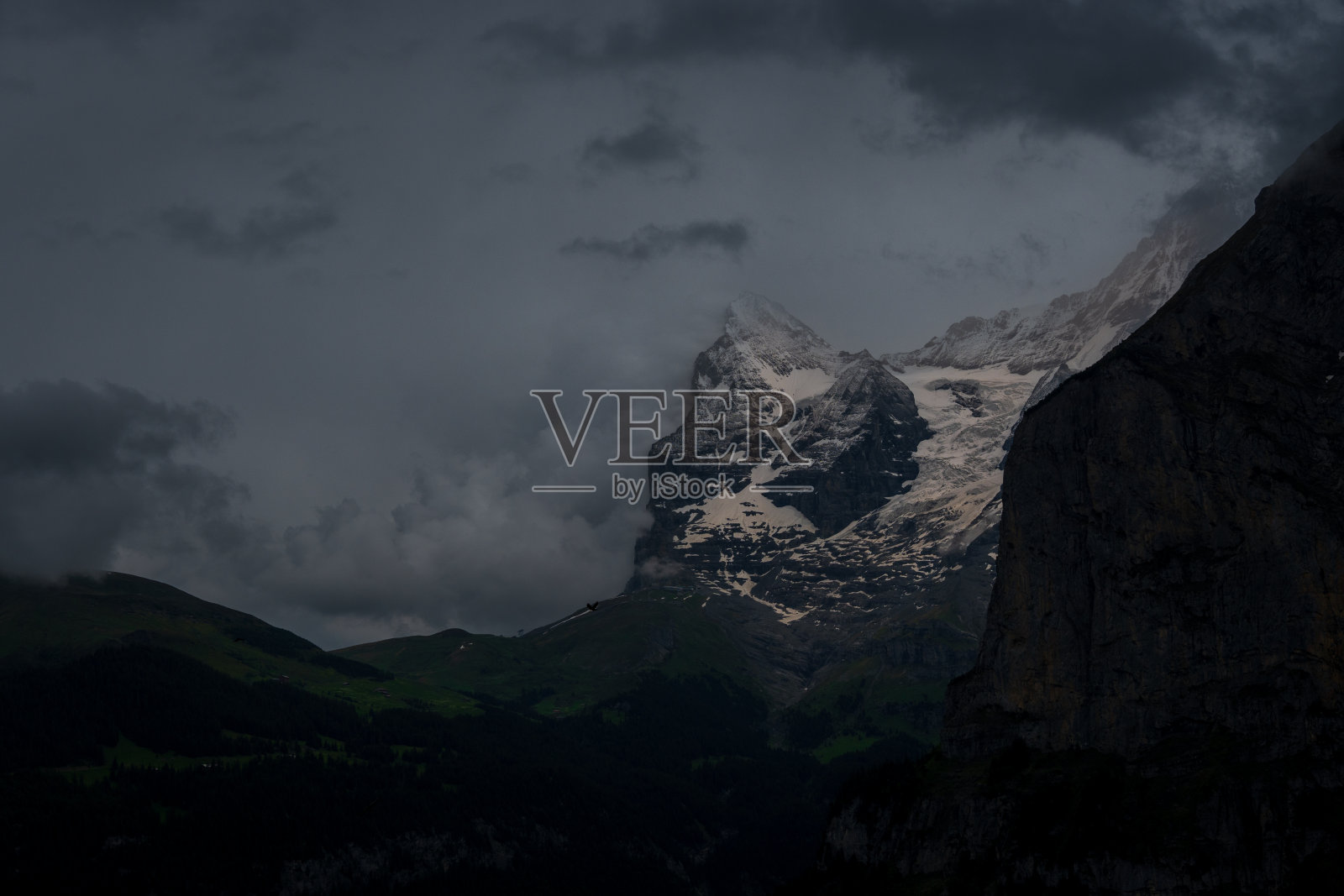 从瑞士穆伦欣赏壮观的Lauterbrunnen山谷。照片摄影图片