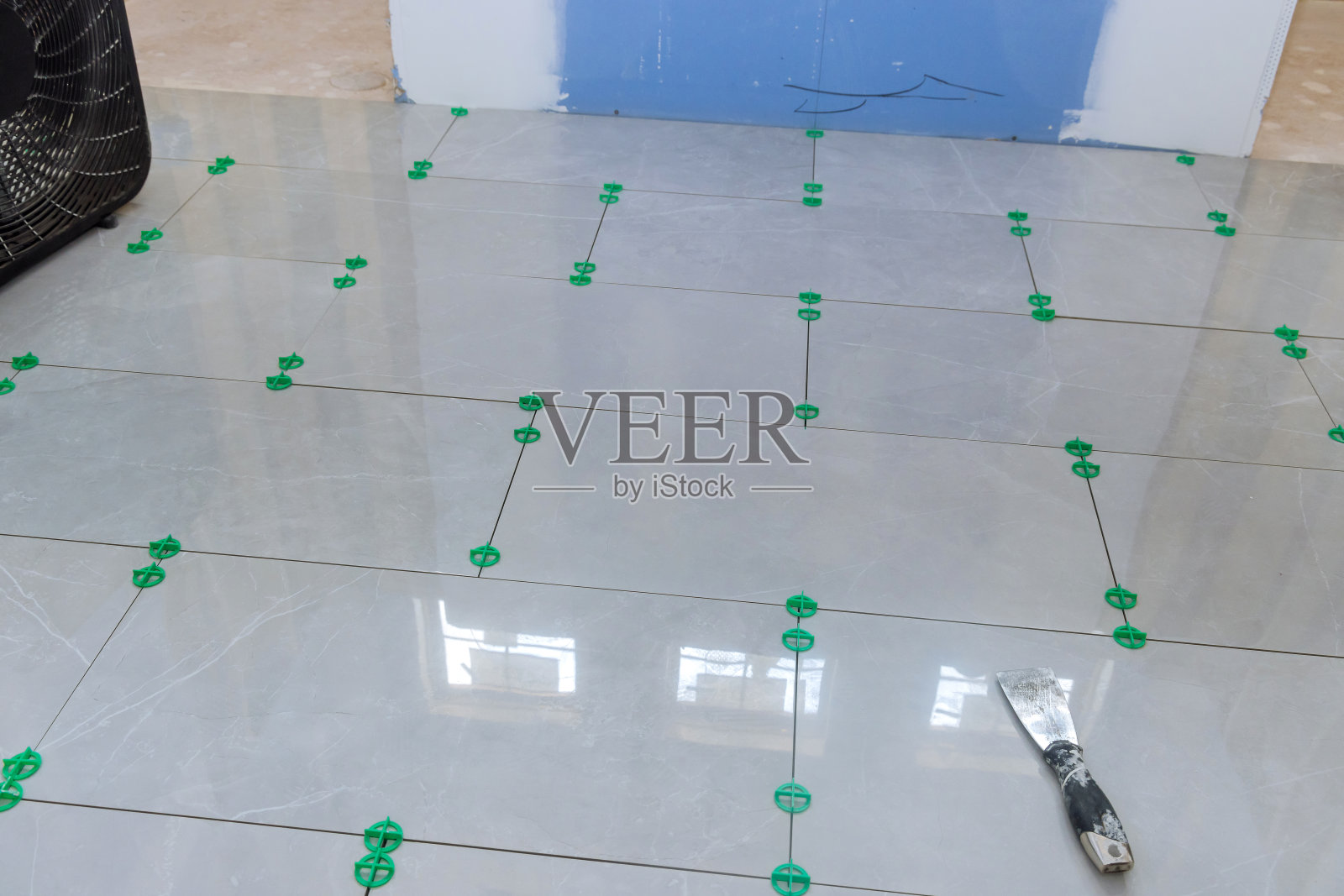 目前正在建设的是一所浴室铺设瓷砖的新房子照片摄影图片