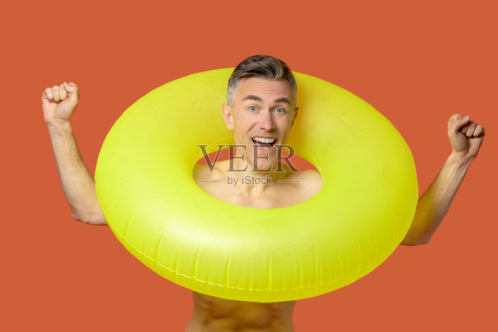 一个带着黄色生活圈的快乐男人照片摄影图片